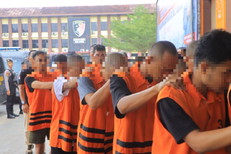 4AFD439B-3047-45D3-B05B-F7D46E88D2F1